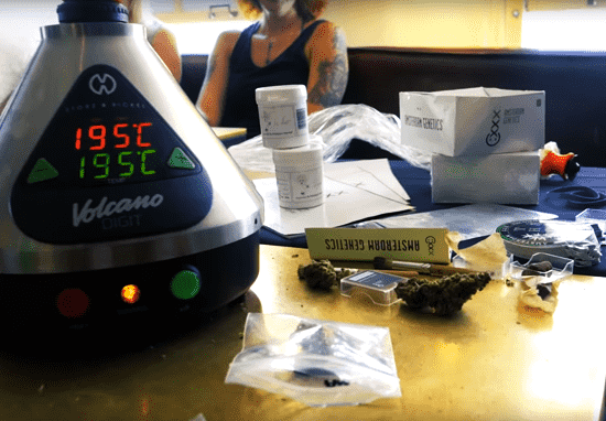 vaporizer volcano a marihuanove sisky na stole v amsterdamskom cofeeshope