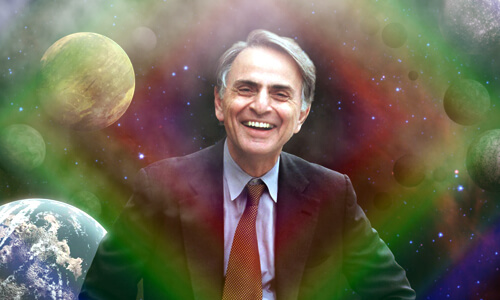 Carl Sagan na pozadí vesmíru s dúhovou žiarou