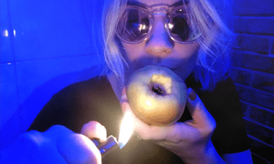 fajcenie marihuany cez jablko neon light