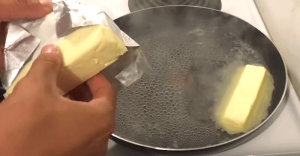 Rozpúšťanie masla vo vode.