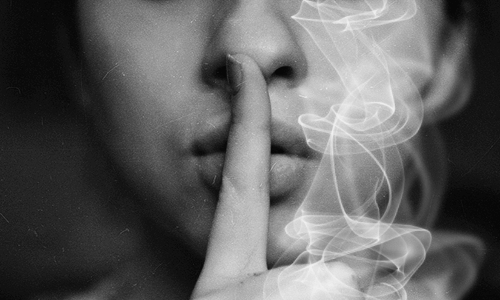 tajomstvo fajčenie dym žena