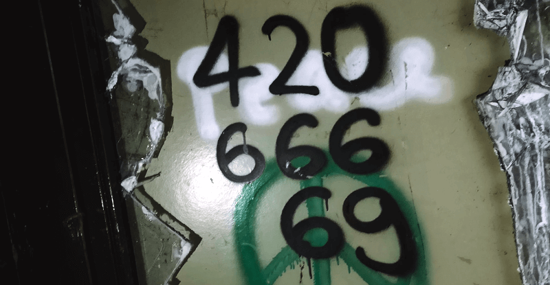 420 graffiti fotka by Leon Bublitz