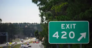 Dopravná ceduľa s nápisom Exit 420