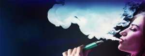 žena fajčiaca vape - elektronickú cigaretu a vyfukujúca paru
